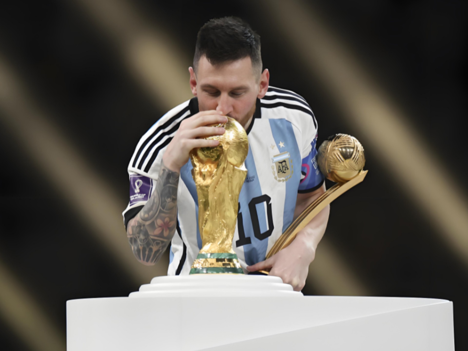 足球英超历史第2000场比赛达成（英超联赛迎来历史第2000场比赛）