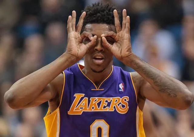 随着里昂爆大冷0-1，尼斯0-1，法甲最新积分榜出炉：大黑马领跑（里昂、尼斯同以0-1落败，法甲积分榜更新：黑马球队登顶）