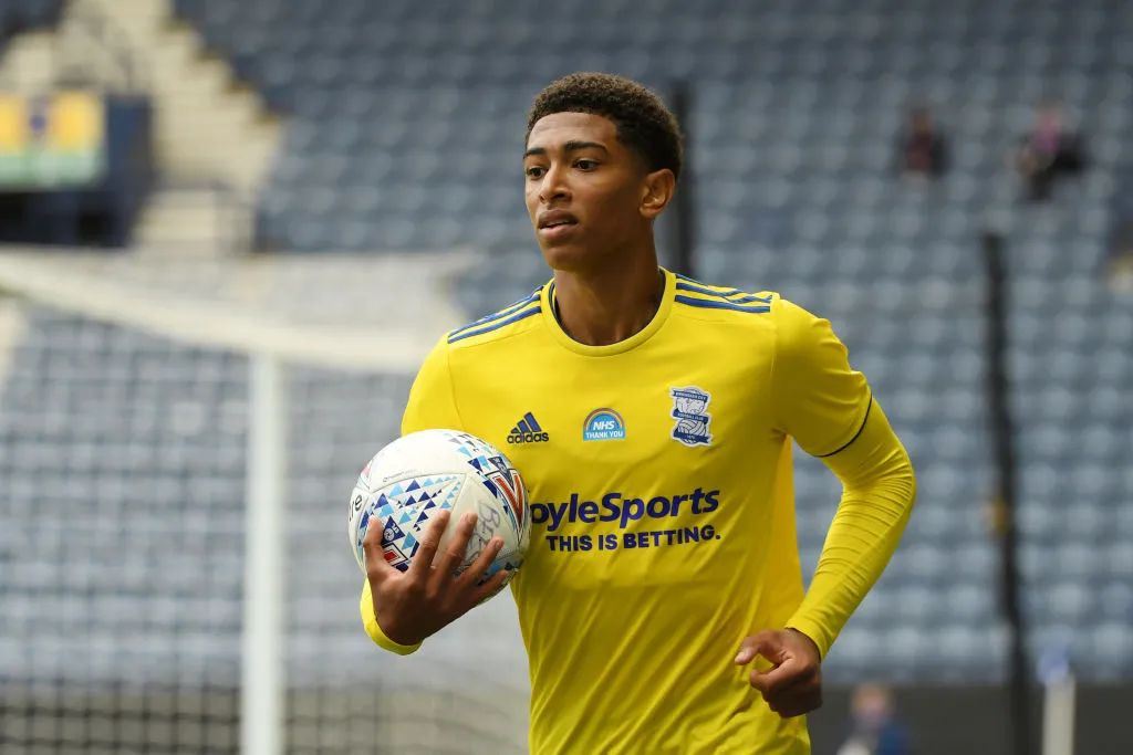 登贝莱获评《队报》25年体坛“王中王”，力压游泳世界冠军（登贝莱加冕《队报》25年体坛“王中王”，力压游泳世界冠军）