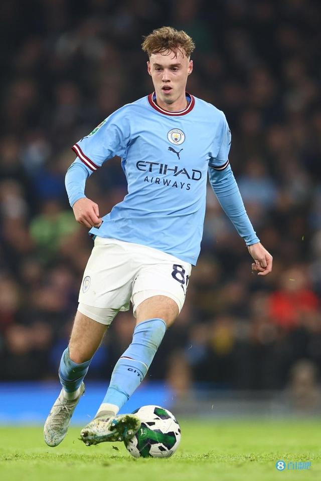 库蒂尼奥为小儿子庆祝生日，一家人身穿他效力过球队的球衣（库蒂尼奥为幼子庆生，全家齐穿其昔日球队球衣）