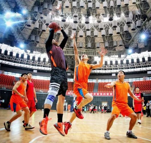 教练表情太真实笑喷球迷（教练表情太到位，球迷笑翻天）