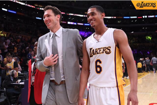 比萨vs克雷莫内塞：夸德拉多、恩佐拉首发，瓦尔迪、米卡伊尔-法耶出战（比萨PK克雷莫内塞：夸德拉多、恩佐拉担纲首发，瓦尔迪、米卡伊尔-法耶亮相）