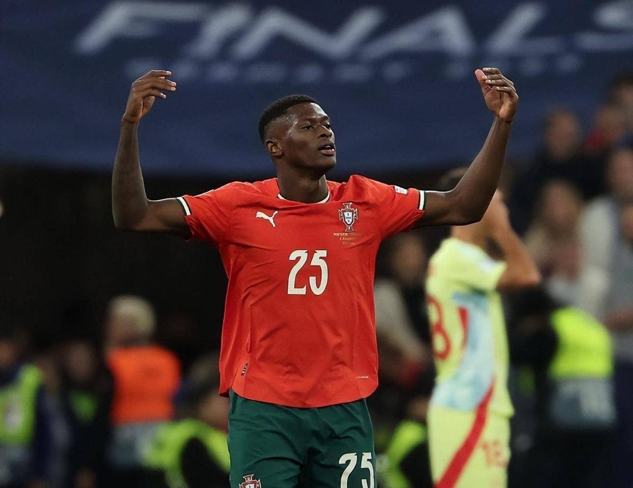 2025上海明日之星冠军杯足球赛圆满落幕，颁奖仪式进行（2025上海明日之星冠军杯足球赛落下帷幕，颁奖典礼隆重举行）