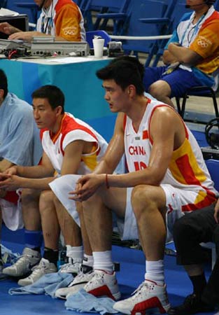 2025中足联颁奖：张志雄、彭啸分获中甲乙最佳青年球员（2025中足联颁奖典礼：张志雄、彭啸分别荣膺中甲、中乙最佳青年球员）