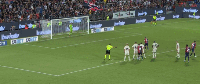 大哥你在干嘛？米兰德比补时阶段，巴斯托尼掏裆奇克