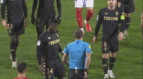 足球国足球迷自发制作横幅，为球队打气