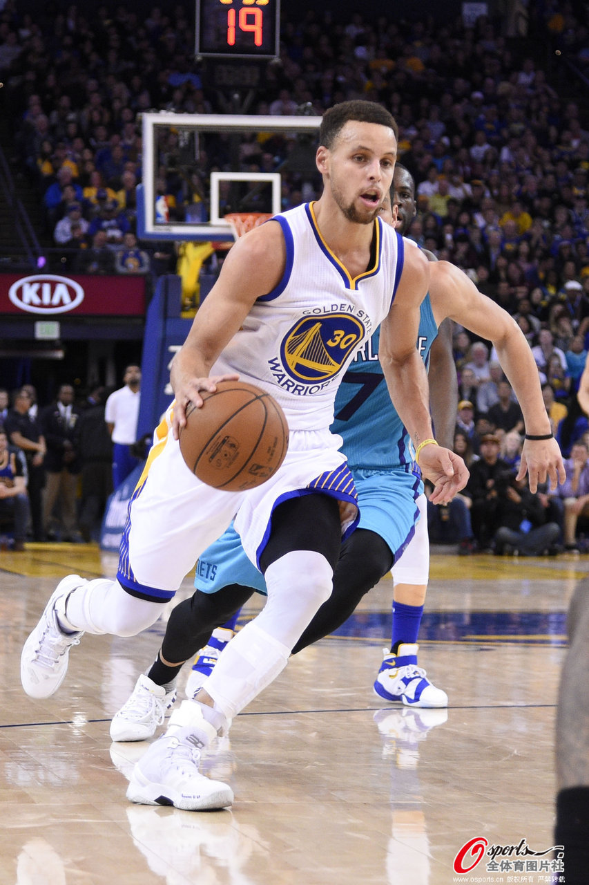 梅西印度行首站结束：凌晨抵达，下午场内亮相因骚乱提前结束（梅西印度行第一站落幕：凌晨入境，下午球场亮相因骚乱被提前叫停）